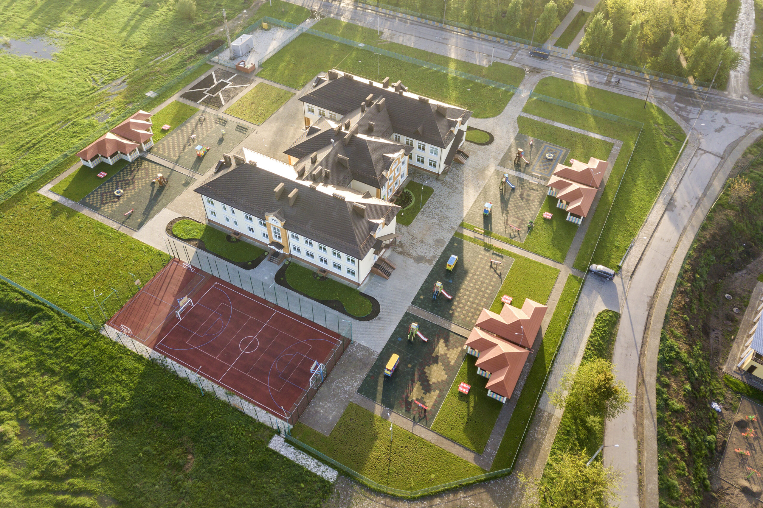 Jak zaplanować teren wokół szkoły, aby był bezpieczny i funkcjonalny?